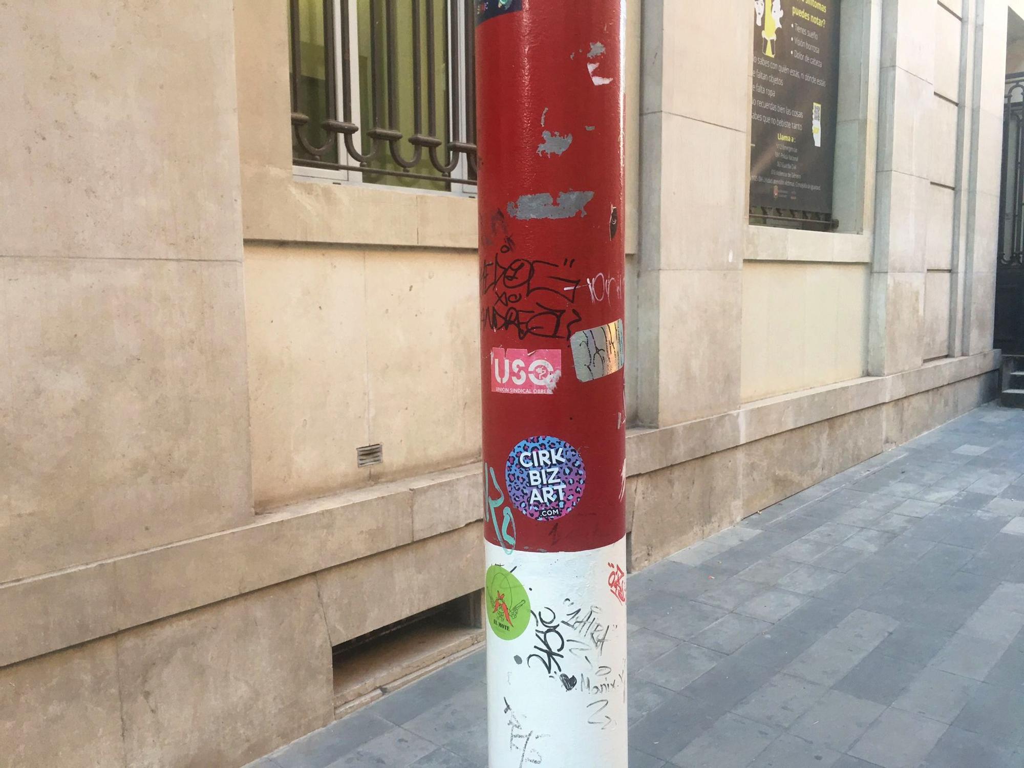 El primer semáforo de la historia de Alicante está lleno de pintadas y pegatinas