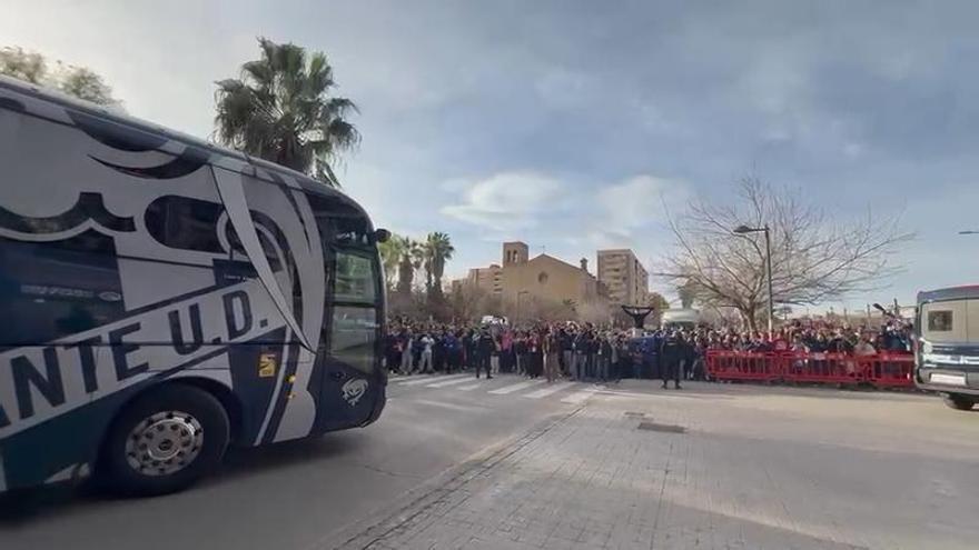 Así ha sido la llegada del autobús del Levante UD al Ciutat de València