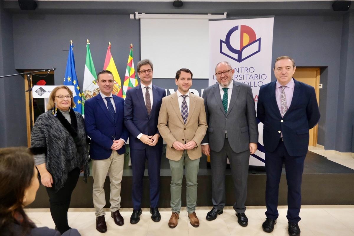 El rector de la UCO, el alcalde de Cabra y otras autoridades y participantes en la inauguración del Centro Universitario de Desarrollo de la UCO en Cabra.