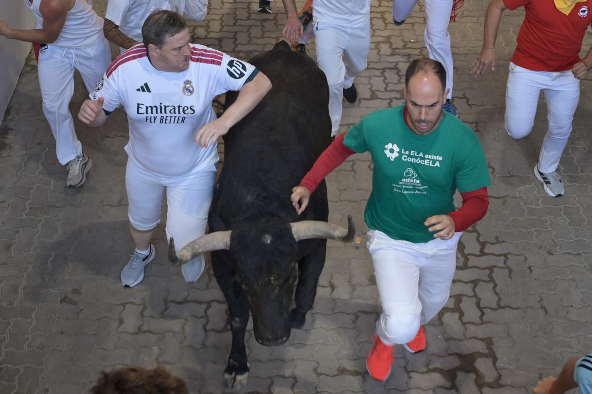 Los toros de Fuente Ymbro protagonizan un rápido y masificado primer encierro.