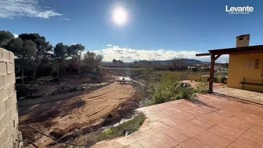 Vecinos junto al barranco en Torrent: "Mientras que la CHJ y el ayuntamiento se pelean por quién actúa, nuestras casas siguen en peligro"