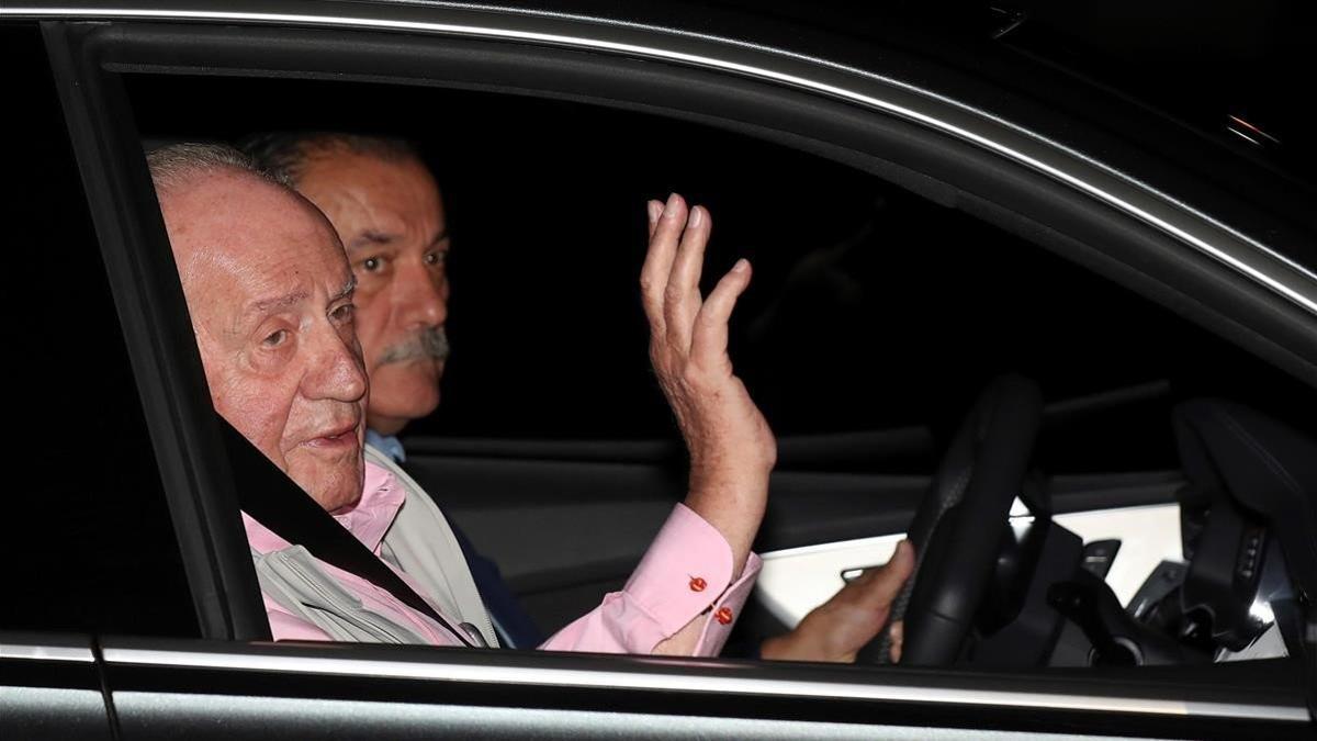 El rey Juan Carlos, a su llegada, este viernes por la noche, a la clínica Quirón de Pozuelo de Alarcón (Madrid).