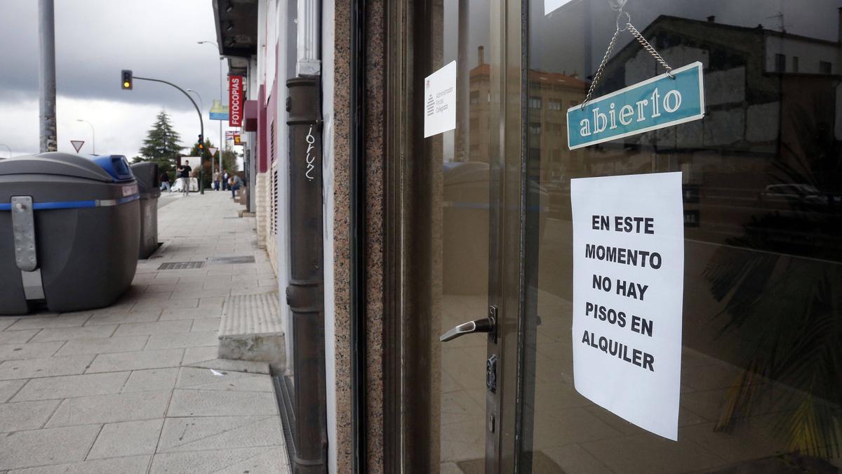 Una inmobiliaria de Santiago señala a la entrada que no disponen de pisos en alquiler