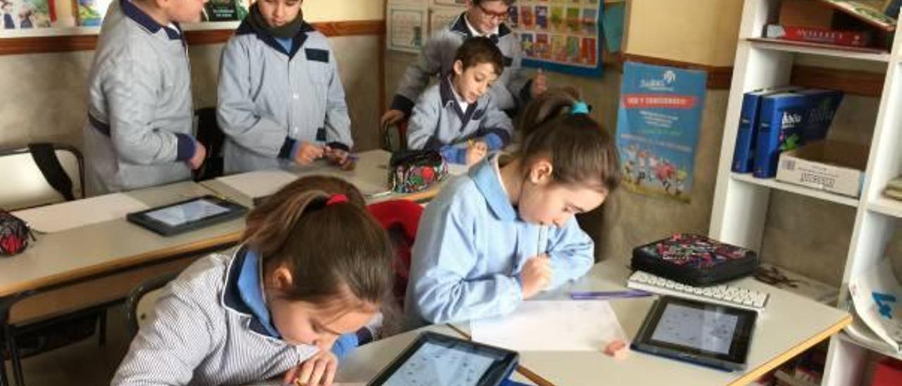 Los alumnos de la Milagrosa de Cullera usan tabletas en clase.