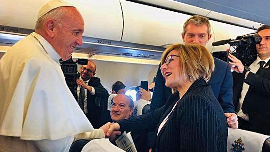 La periodista Eva Fernández, con el Papa Francisco en uno de sus viajes.
