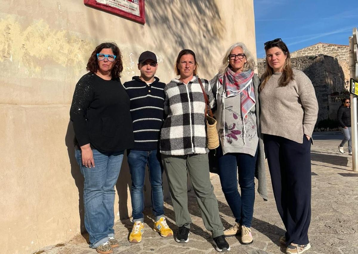 Miembros de Més per Inca, frente a la plaza de toros que acogerá la corrida el domingo.