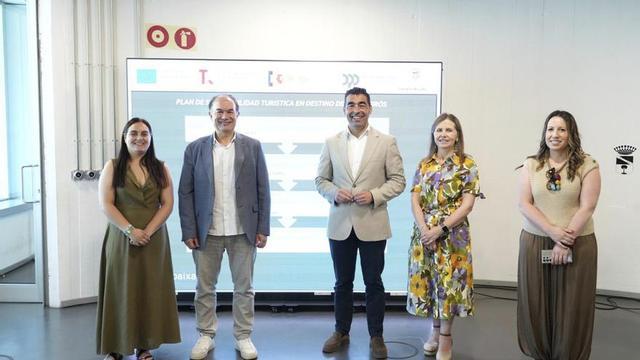 Crespo y concejalas de su equipo acompañaron a Luis López en el acto celebrado en el consistorio. |