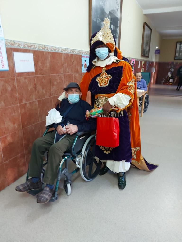 Los Reyes Magos ya están en Villaviciosa: así ha sido su emotivo encuentro con las personas mayores del concejo