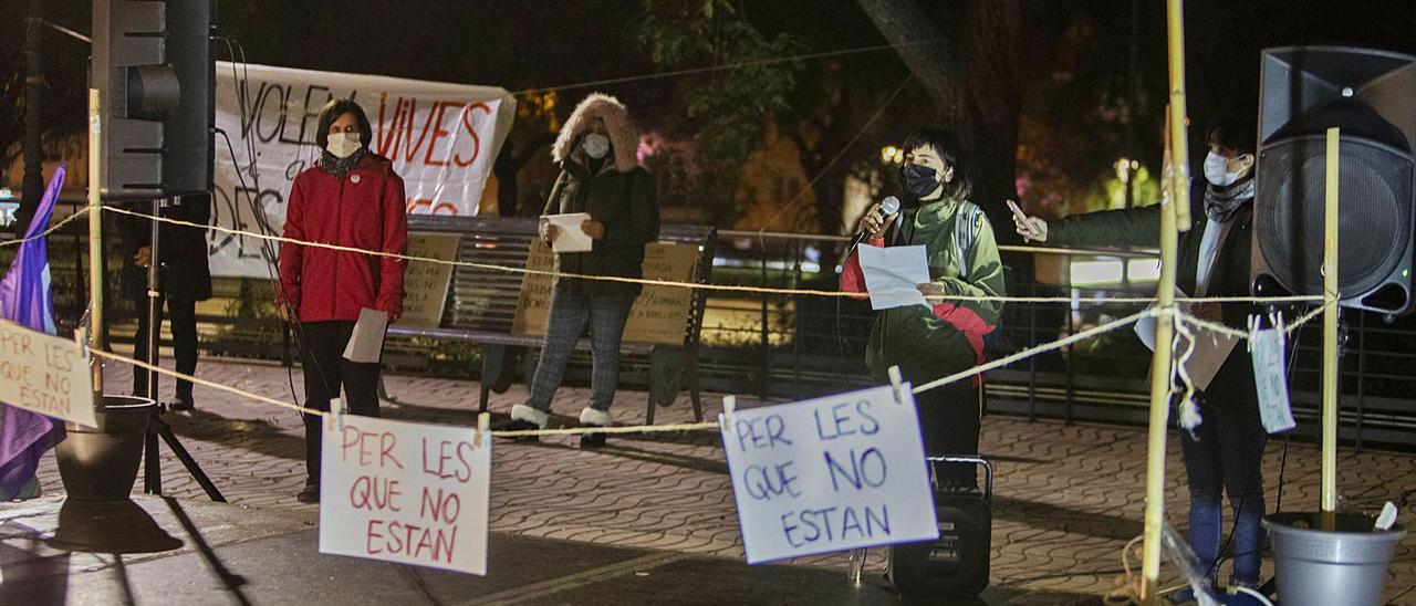 Mujeres leen el manifiesto
en la concentración de 
Xàtiva, ayer.  Perales Iborra