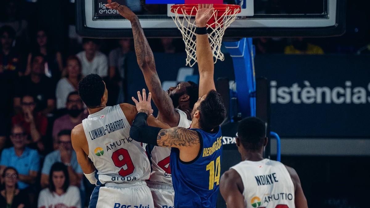 Willy Hernangómez, en la lucha de un rebota ante Baskonia