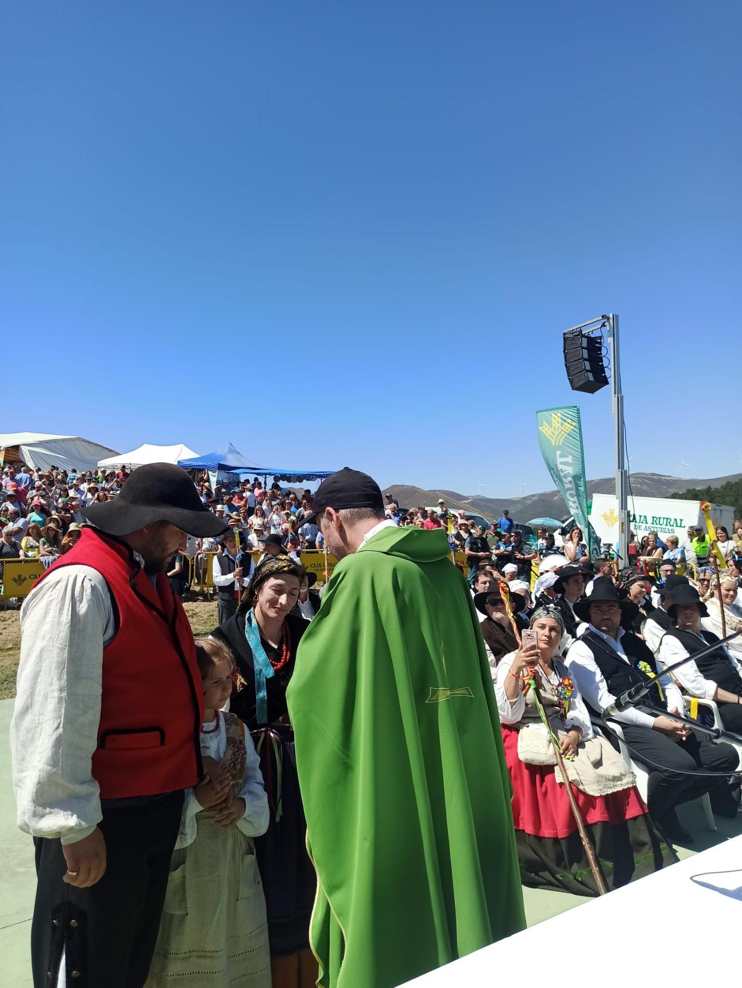 En imágenes: Así ha sido la histórica boda vaqueira en Aristébano con la presencia de Adrián Barbón