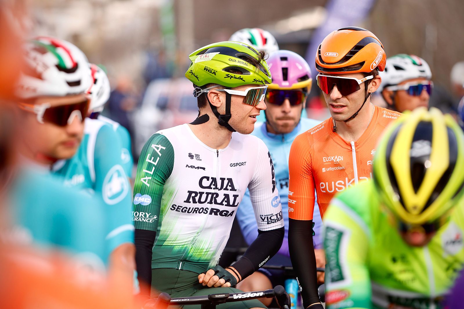 La salida de la etapa de Córdoba de la Vuelta a Andalucía en imágenes