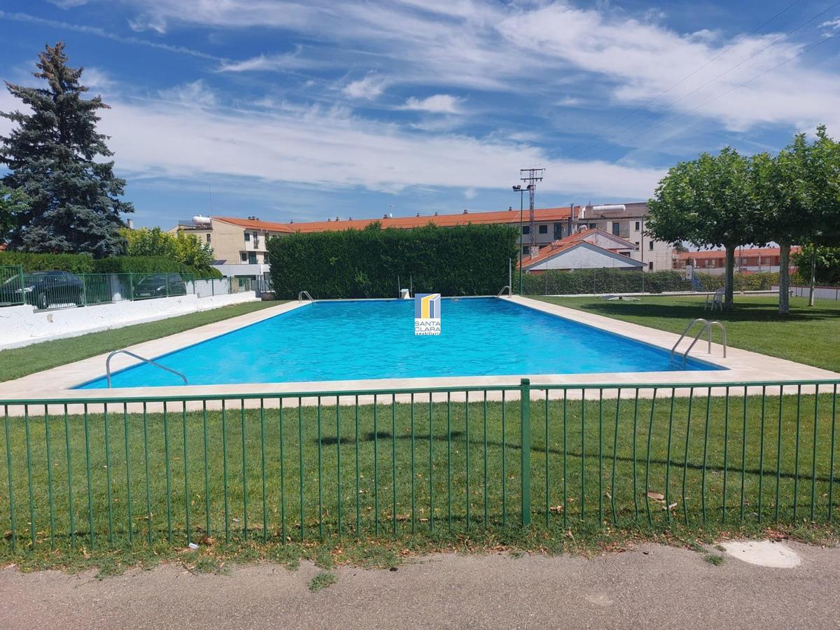 Piscina de la casa en venta en Morales del Vino