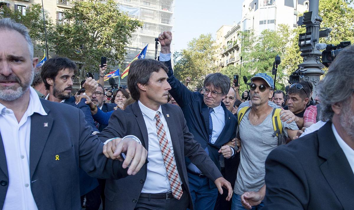 Carles Puigdemont aparece por la calle Trafalgar para acudir al acto de bienvenida preparado para recibir al ex president en su regreso a Catalunya