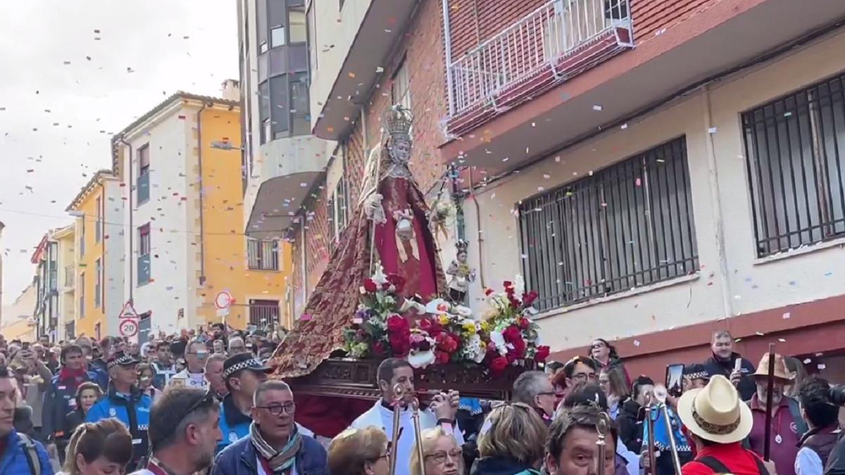 Romería de La Hiniesta: salida de la Virgen de la Concha desde la iglesia de San Antolín.