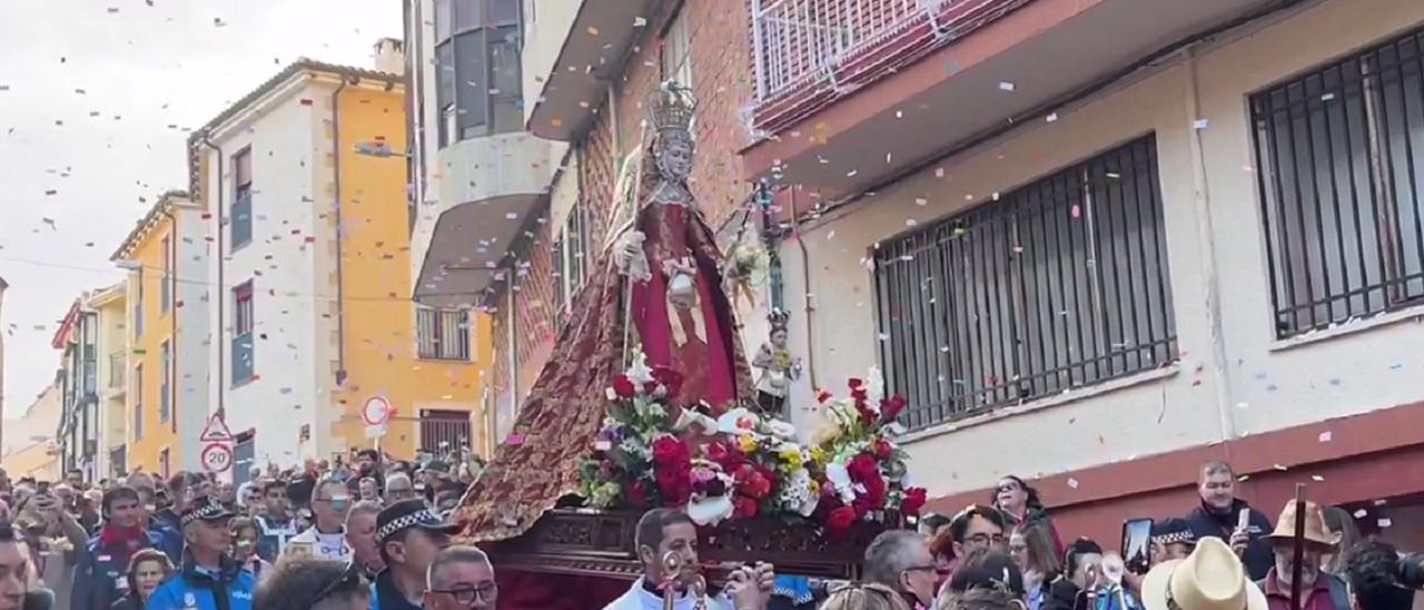 Romería de La Hiniesta: salida de la Virgen de la Concha de la iglesia de San Antolín