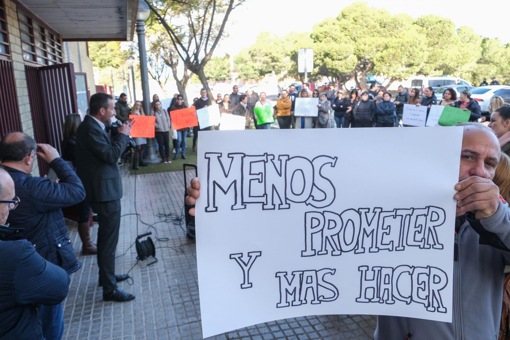 El alcalde de Elche acude a la protesta del colegio de El Altet para llamar a la calma