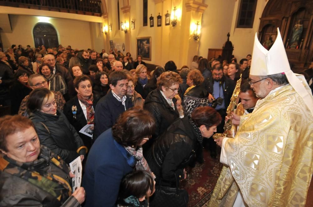 El arzobispo Jesús Sanz Montes  con las reliquias de los Beatos de Nembra