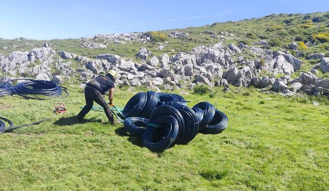El transporte de la manguera que llevará agua a Amuesa