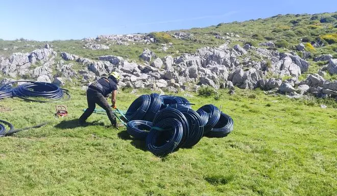 El transporte de la manguera que llevará agua a Amuesa