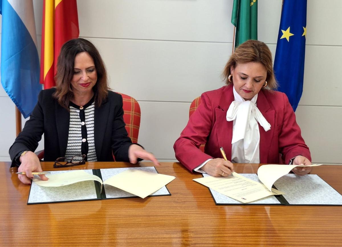 La consejera Rocío Díaz y la alcaldesa de Torremolinos, Margarita del Cid, firman el convenio para la nueva estación de autobuses.