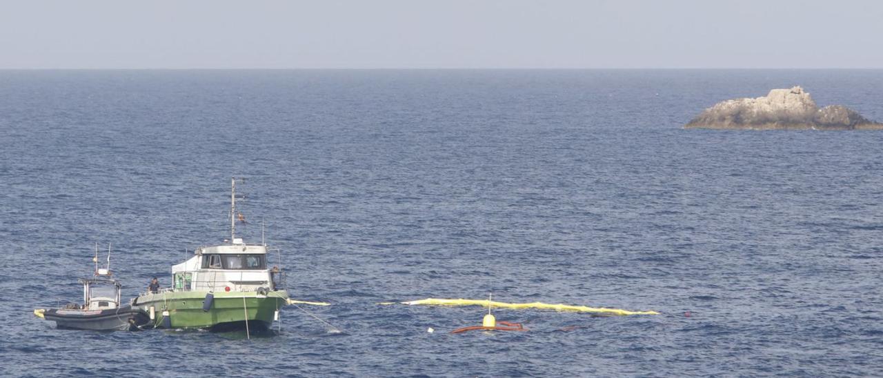 Un barco custodia el casco del ‘Aria SF’, poco después de su hundimiento.