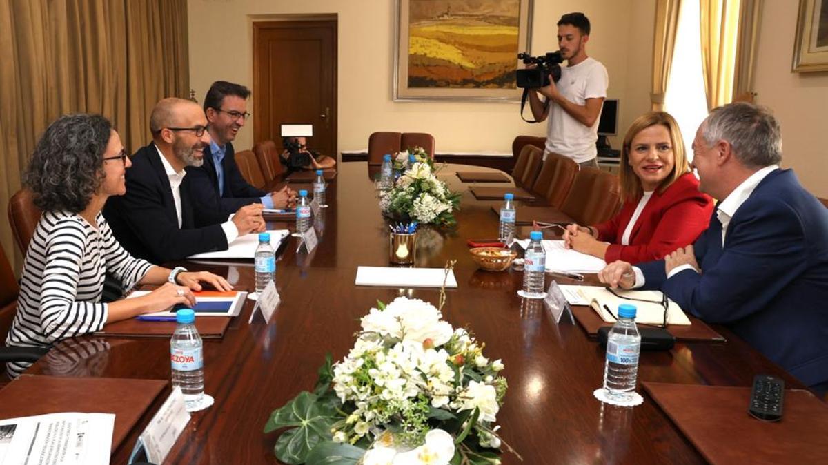 La delegada del Gobierno reunida en Alicante con responsables de Tragsa.
