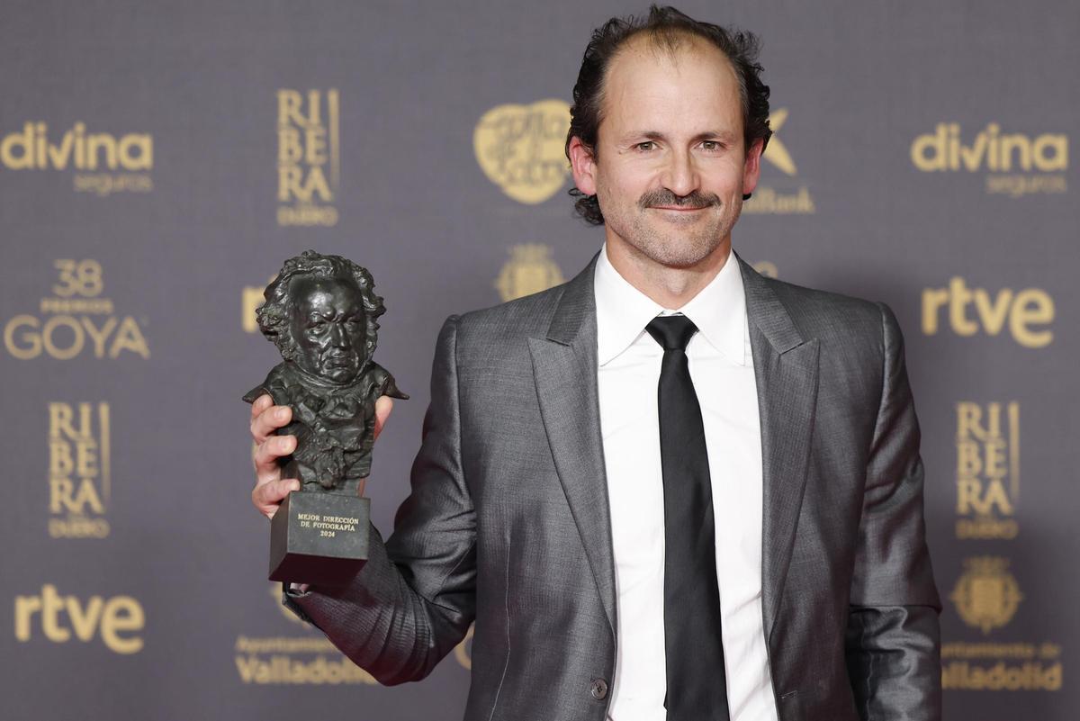 El uruguayo Pedro Luque posa con el premio a la Mejor Dirección de Fotografía por la película 'La sociedad de la nieve'.