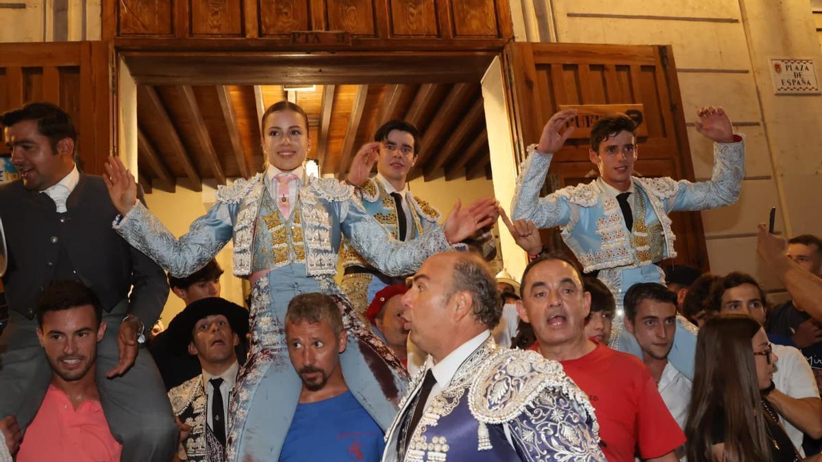 Triple puerta grande para un gran inicio de la Feria de Hogueras