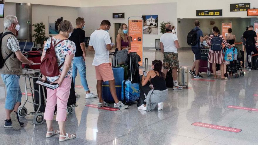 Pasajeros en el aeropuerto de Mahón.