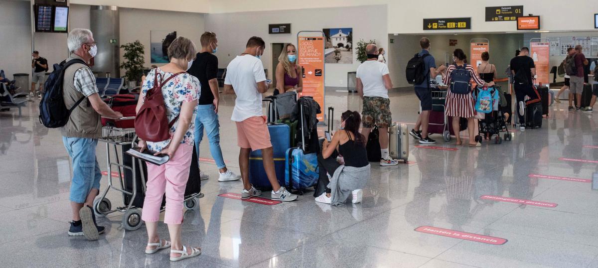 Pasajeros en el aeropuerto de Mahón.