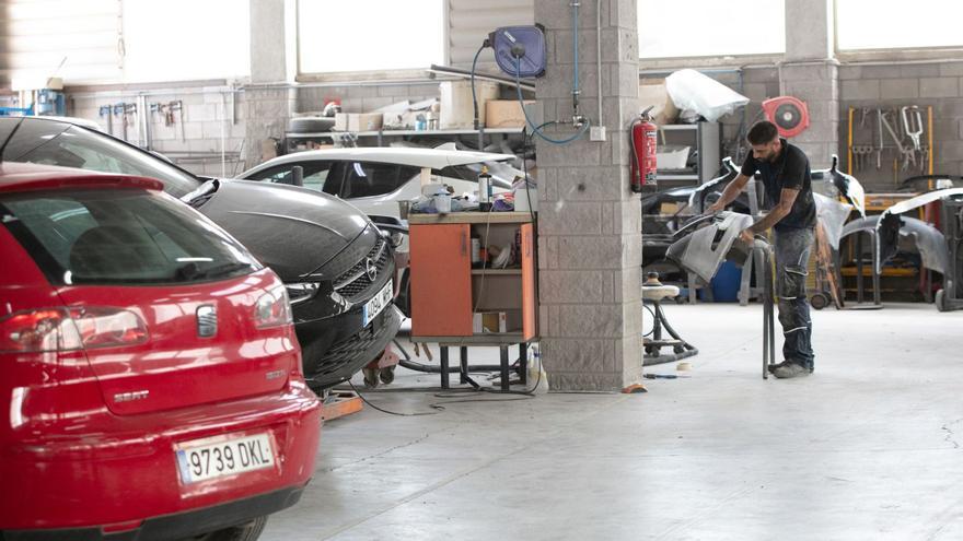Esperas de entre tres y seis meses para reparar el coche en los talleres de Ibiza