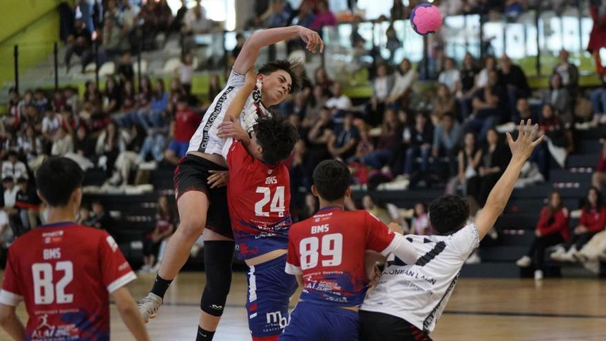 Una acción del encuentro del sector nacional disputado ayer en el Lalín Arena. |  // ANTÓN FONDEVILA