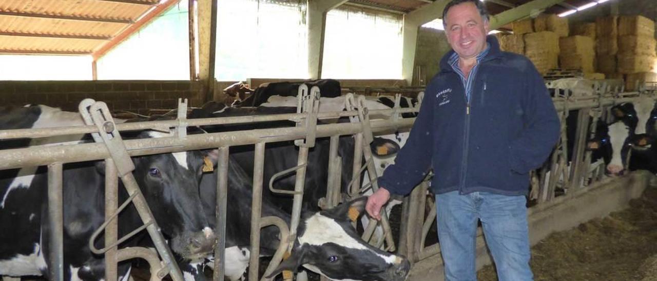 El tinetense Manuel Fernández, en su ganadería de Mirallo de Arriba.