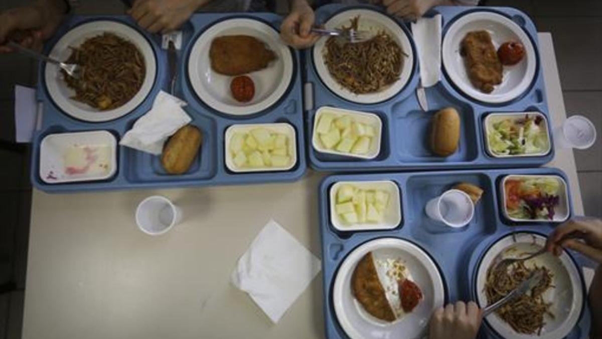 LAS COMIDAS SUPERVISADAS.En la Unidad de Trastornos de la Conducta Alimentaria del Hospital Clínic aseguran la dieta correcta.