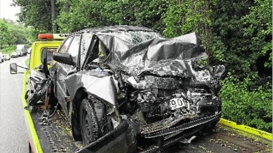 El cotxe accidentat a la carretera GI-555 a l&#039;alçada de Massanes.