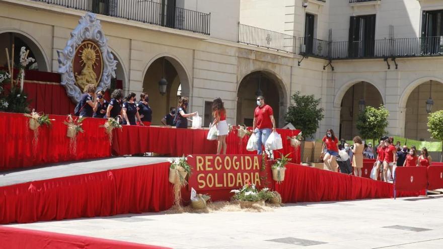 Hogueras de Alicante 2020: Entrega solidaria de alimentos de los foguerers