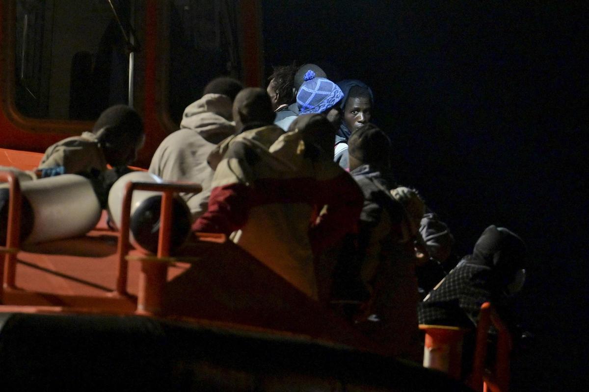 Migrantes en una embarcación de Salvamento Marítimo.jpg