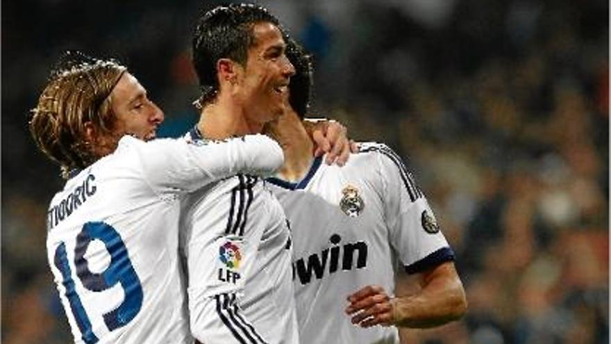 Modric i Arbeloa feliciten Cristiano Ronaldo després d&#039;un dels tres gols que el portuguès va fer ahir.