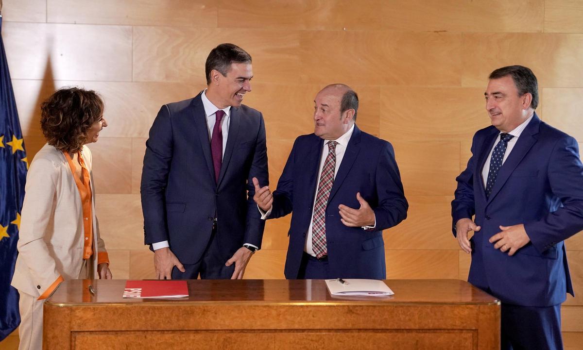 Pedro Sánchez (PSOE) y Andoni Ortuzar (PNV) firman el acuerdo para la investidura en el Congreso de los Diputados