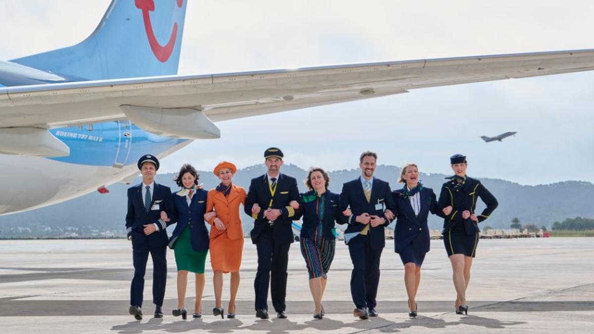 Die Crew des Jubiläumsflugs von Hannover nach Ibiza.