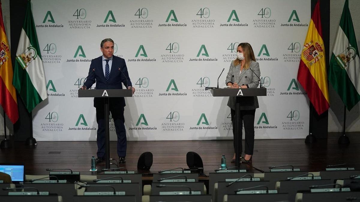 Los consejeros Elías Bendodo y Marifrán Carazo, tras el Consejo de Gobierno.