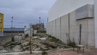 La plaza Clara Muñoz en San Cristóbal yace bajo los escombros desde hace año y medio