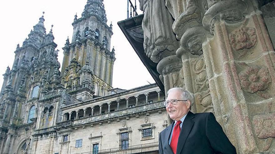 El científico británico James Lovelock, ayer, en la Praza do Obradoiro de Santiago, antes de recibir el Premio Fonseca