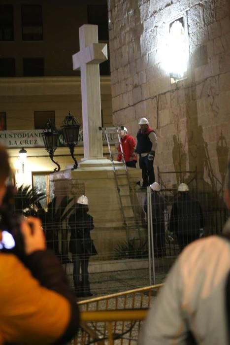 Retiran la Cruz de Callosa de Segura entre fuertes medidas de seguridad