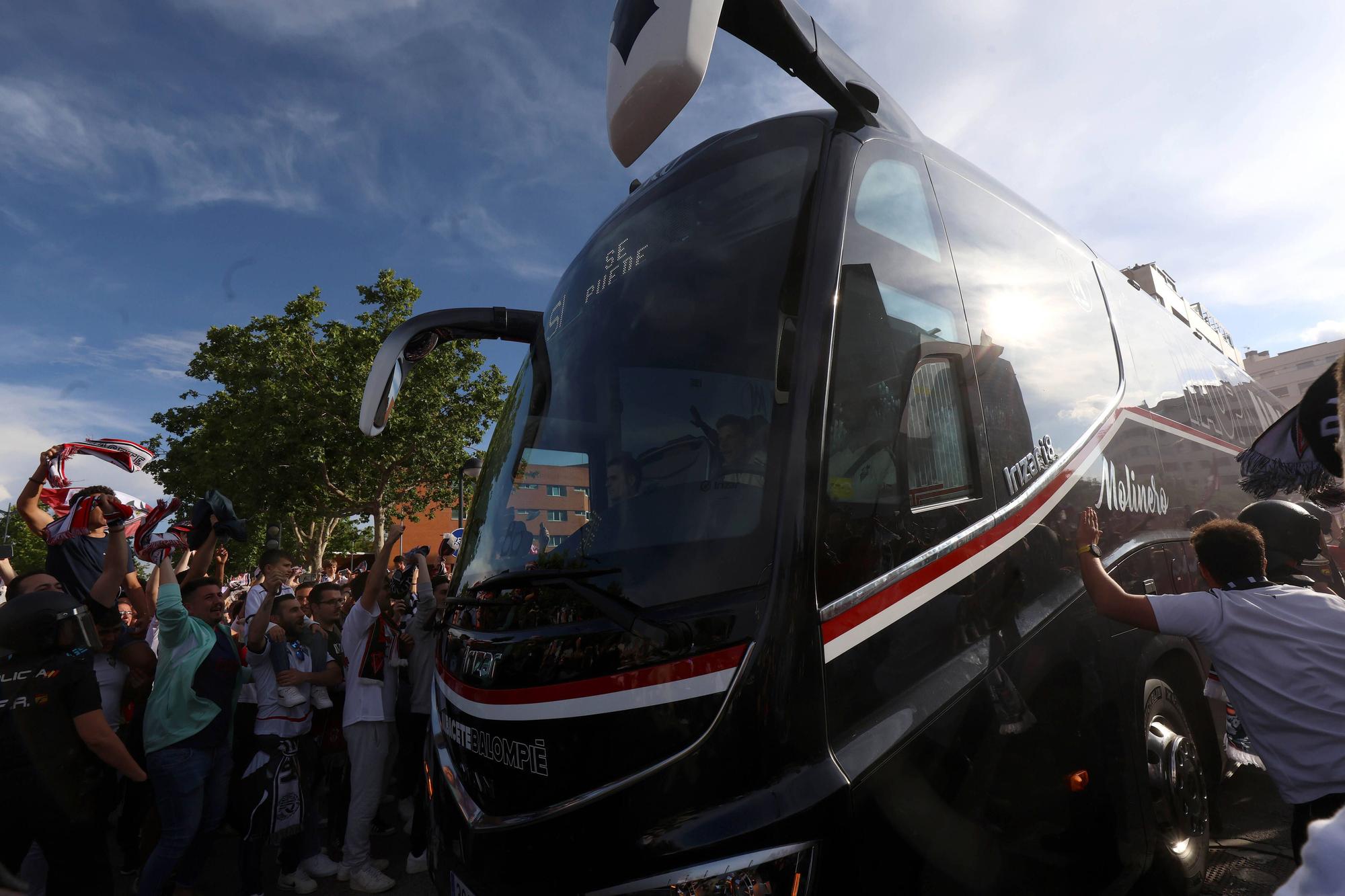 La afición del Levante, junto a su equipo en Albacete