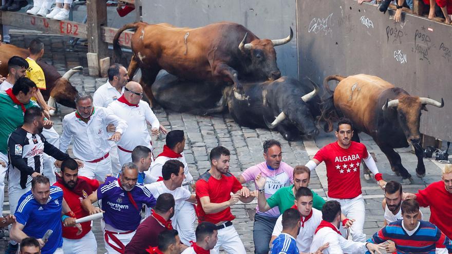 Los toros de Cebada Gago llevan el pánico a San Fermín