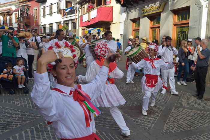 Carretas y grupos en la romería del Pino