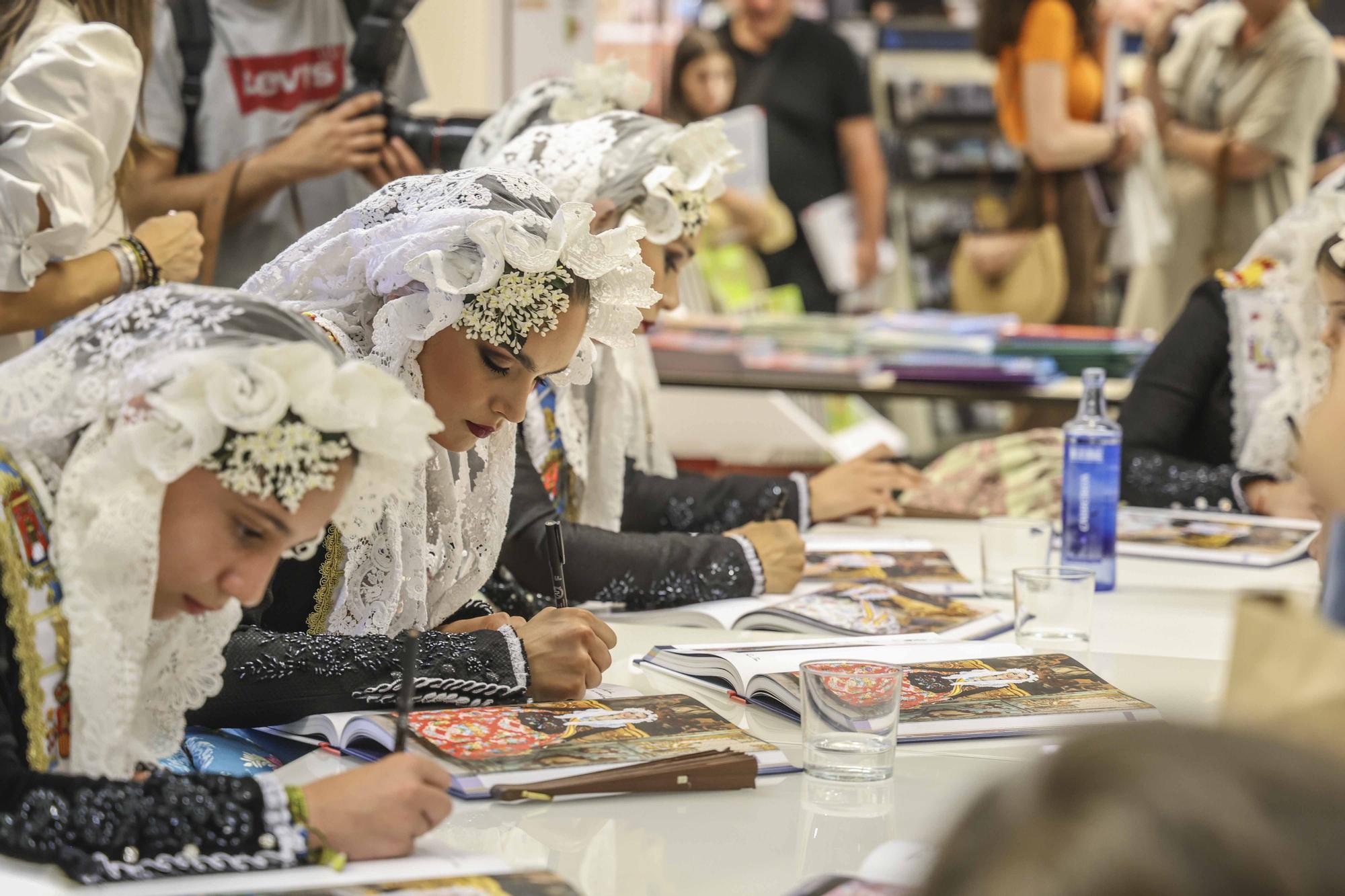 Les Belleas del Foc y sus Damas de Honor firman el Festa de Fogueres en El Corte Inglés