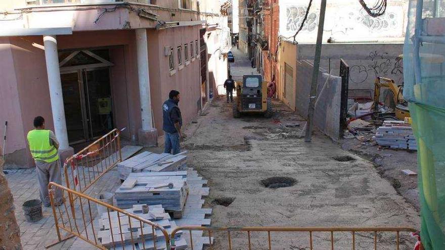 Arreglan el entorno del Teatro Romano para la Semana Santa